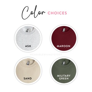 Peut inclure: Quatre options de couleur diff&eacute;rentes pour un sweat-shirt&nbsp;: gris cendr&eacute;, bordeaux, sable et vert militaire. Le texte "Color Choices" est en haut de l'image.