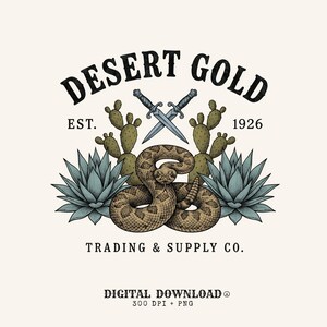 Pode incluir: Uma ilustração gráfica com o texto DESERT GOLD EST. 1926 TRADING & SUPPLY CO. O design inclui uma cascavel enrolada, duas adagas cruzadas, cactos de palma verdes e plantas de agave azul-esverdeadas num fundo creme claro.