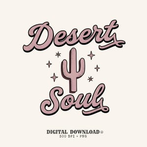 Könnte beinhalten: Ein Grafikdesign mit dem Text Desert Soul in einer altrosa Schreibschrift mit schwarzer Umrandung. Ein mittiges, altrosa Kaktus-Symbol ist von sechs kleinen vierzackigen Sternen umgeben. Darunter steht der Text Digital Download 300 DPI + PNG.