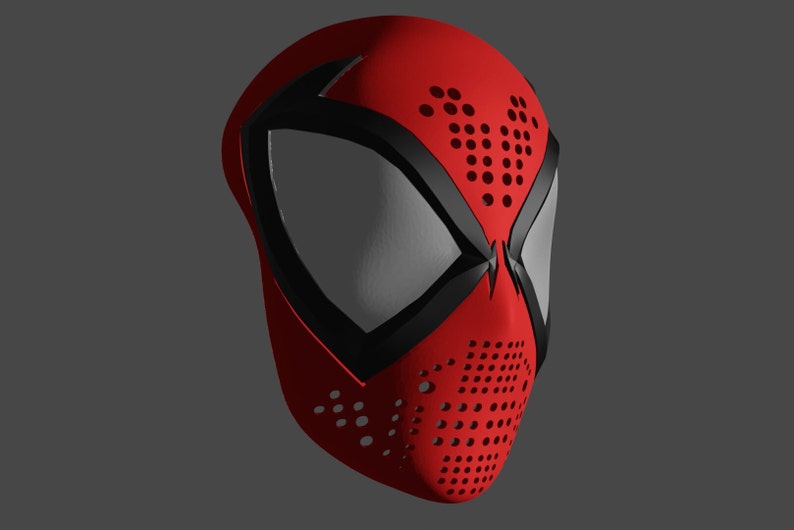 以下が含まれることがあります： 黒と赤のスパイダーマンのマスク。黒いクモの模様と穴の開いた前面があります。