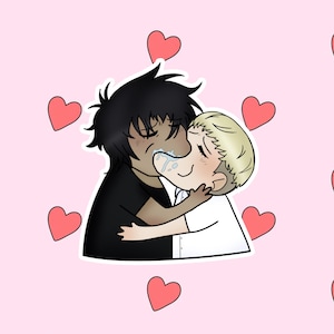 以下が含まれることがあります： 2人の人物がキスをしている漫画のイラスト。左の人は黒髪で褐色の肌。右の人は金髪で白い肌。ピンクのハートで囲まれている。