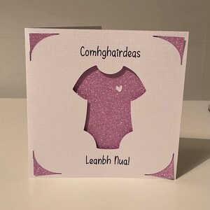 Tarjeta de felicitación irlandesa New Baby/Leanbh Nua Lilac Glitter (producto físico)