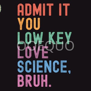 Puede incluir: Fondo negro con el texto "ADMIT IT YOU LOW KEY LOVE SCIENCE, BRUH." en varios colores. El texto tiene un estilo vintage desgastado. Un logotipo circular con texto está en la esquina superior izquierda.