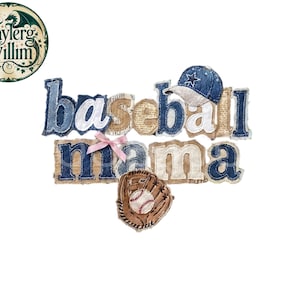 Puede incluir: Gráfico con temática de béisbol con las palabras "Baseball Mama" en letras estilo denim, una gorra de béisbol y un guante de béisbol. Un lazo rosa acentúa el diseño. La imagen también incluye un logotipo circular con texto.