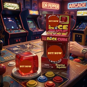 Puede incluir: Un juguete Nice Cube rojo se muestra en un entorno de arcade retro. El cubo está en una caja de plástico transparente, con el texto "Nice Cube" y "Suptid Squish!". Las máquinas recreativas y los letreros de neón están en el fondo.