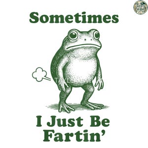 Può includere: Illustrazione umoristica di una rana verde con la scritta "Sometimes I Just Be Fartin'". La rana ha un'espressione triste e una nuvola rappresenta una scoreggia. Il testo e la rana sono di colore verde scuro.