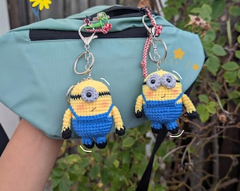 Portachiavi in ​​peluche all'uncinetto a forma di piccolo aiutante giallo / Ciondolo per borsa Kawaii Amigurumi / Mini peluche a forma di cartone animato, regalo