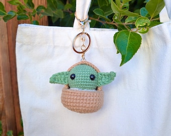 Cute Green Alien Crochet Keychain – Handmade Amigurumi Bag Charm Plush, Adorable Space Creature Toy, Fun Gift for Fans & Collectors