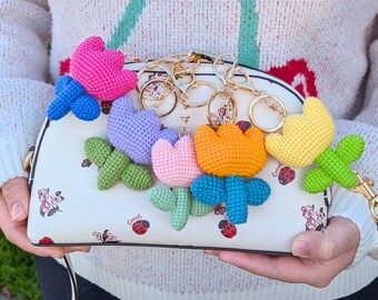 Brelok do kluczy z kwiatem tulipana na szydełku | Ręcznie robione, urocze, kolorowe, kwiatowe breloczki do samochodu | Kawaii Nature Bag Charm Gifts