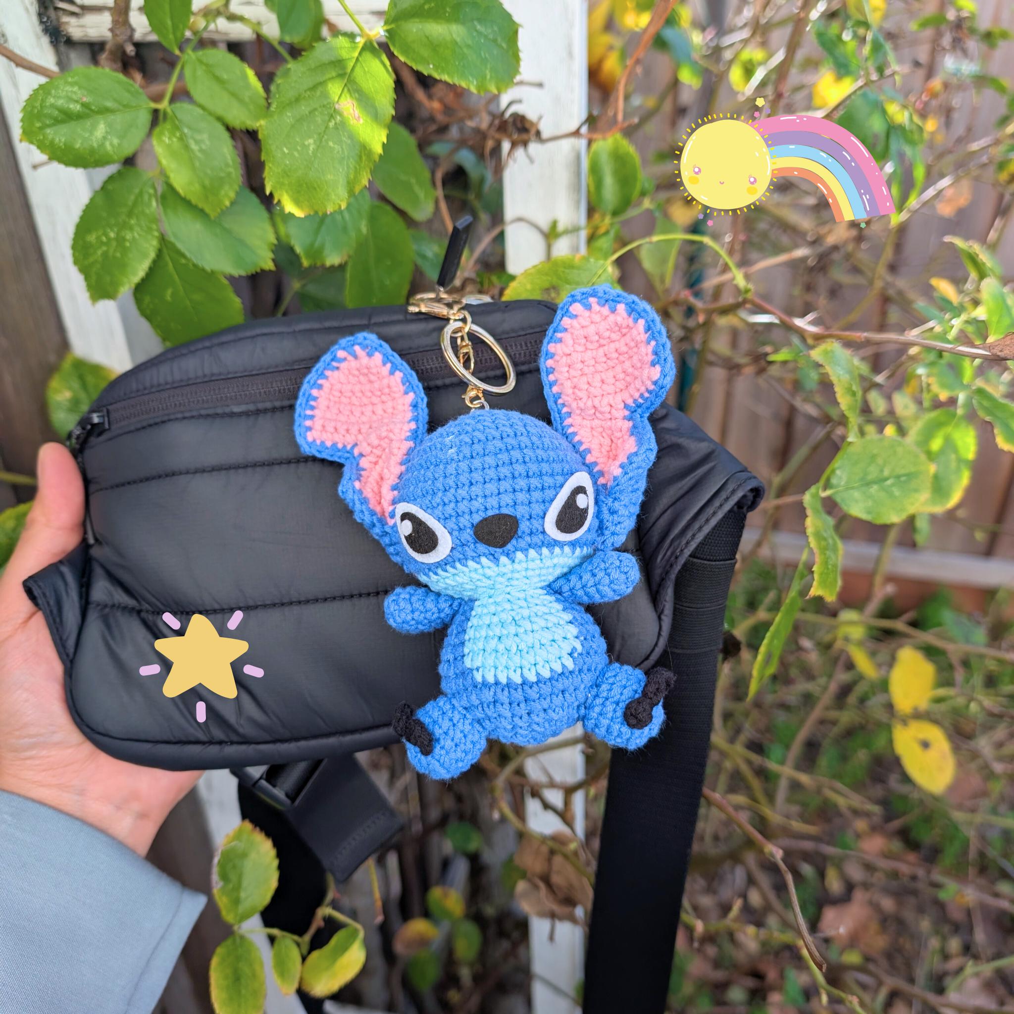 青いエイリアン風かぎ針編みキーホルダー - ハンドメイドバッグ