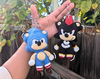 Portachiavi in ​​peluche a forma di riccio blu all'uncinetto / Ciondolo per borsa amigurumi fatto a mano / Peluche velocista / Regalo per gamer / Oggetto da collezione kawaii