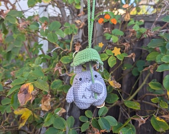 Peluche da appendere all'uncinetto a forma di spirito della foresta e pioggia / Portachiavi per auto a forma di ombrello, creatura magica Kawaii, fatto a mano / Regalo ispirato alla natura