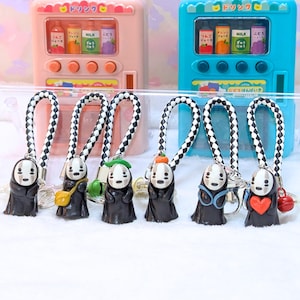 Keine Gesichtsgeist Glow in the dark Figur Schlüsselanhänger | Anime Clay Miniatur Kawaii Accessoire | Handgefertigter langlebiger Anhänger | Zeichentrickfigur Geschenk