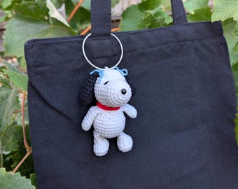 Snoop Beagle Hund gehäkelte Keychain | Handgemacht Taschenanhänger | Autospiegel hängendes Zubehör | Amigurumi Geschenk