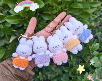 かぎ針編みの白いウサギのキーホルダー：手作りの編みぐるみぬいぐるみ