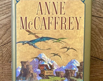 Première édition presque belle de « A Gift of Dragons » d'Anne McCaffrey dans une jaquette presque belle