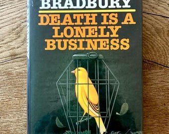 Ottima prima edizione di "La morte è un affare solitario" di Ray Bradbury, con sovraccoperta in ottime condizioni.