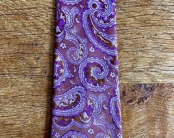 Gorgeous vintage men’s necktie by Tootal in a purple paisley pattern.