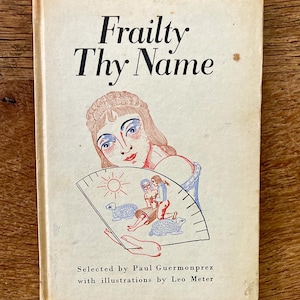 以下が含まれることがあります： 「Frailty Thy Name」というタイトルのヴィンテージブック。女性が太陽、2人の人物、2匹の羊が描かれた扇子を持っているカラフルなイラストが描かれている。