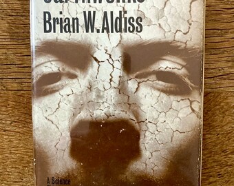 Lot de deux très bons exemplaires en première édition des romans de Brian Aldiss - Earthworks and The Dark Light Years - dans de bonnes jaquettes