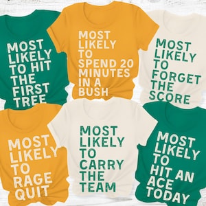 Könnte beinhalten: Sechs T-Shirts in verschiedenen Farben, darunter Grün, Gelb und Creme. Jedes Shirt trägt den Schriftzug "MOST LIKELY TO" gefolgt von einem humorvollen Satz in weißer Schrift, wie "HIT THE FIRST TREE" oder "RAGE QUIT".
