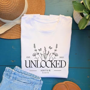 Personalized graduation gifts, T-shirt graduation 2025, graduation 2025, personalized graduation, Fairtrade shirt with name, gift graduation shirt flower