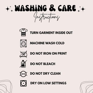 Puede incluir: Gr&aacute;fico beige con texto negro que dice "WASHING & CARE Instructions". A continuaci&oacute;n se muestran las instrucciones de cuidado: dar la vuelta a la prenda, lavar a m&aacute;quina en fr&iacute;o, no planchar sobre la impresi&oacute;n, no usar lej&iacute;a, no limpiar en seco y secar a baja temperatura.