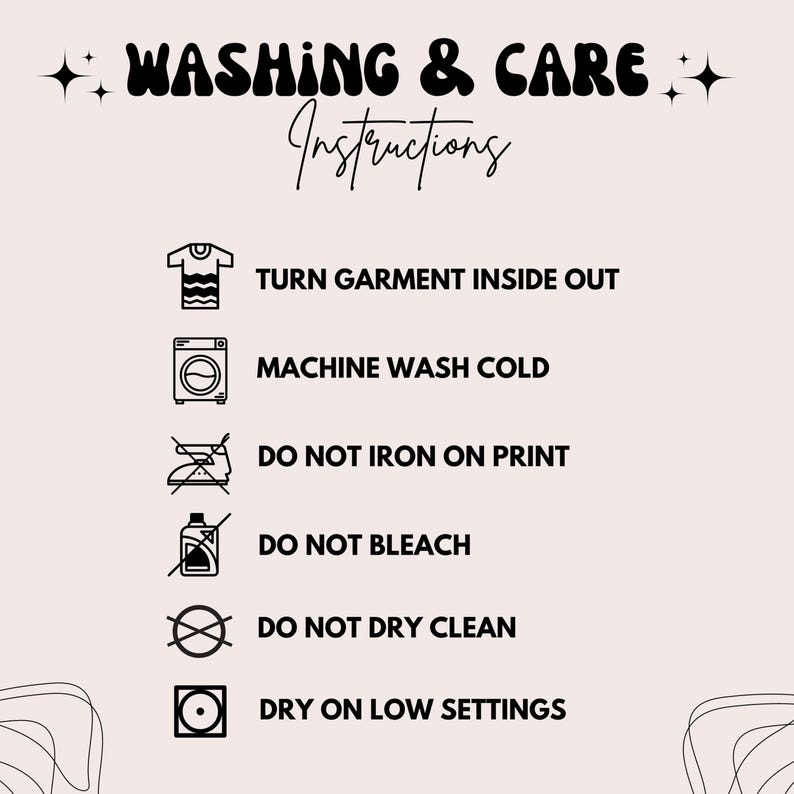 Puede incluir: Gr&aacute;fico beige con texto negro que dice "WASHING & CARE Instructions". A continuaci&oacute;n se muestran las instrucciones de cuidado: dar la vuelta a la prenda, lavar a m&aacute;quina en fr&iacute;o, no planchar sobre la impresi&oacute;n, no usar lej&iacute;a, no limpiar en seco y secar a baja temperatura.