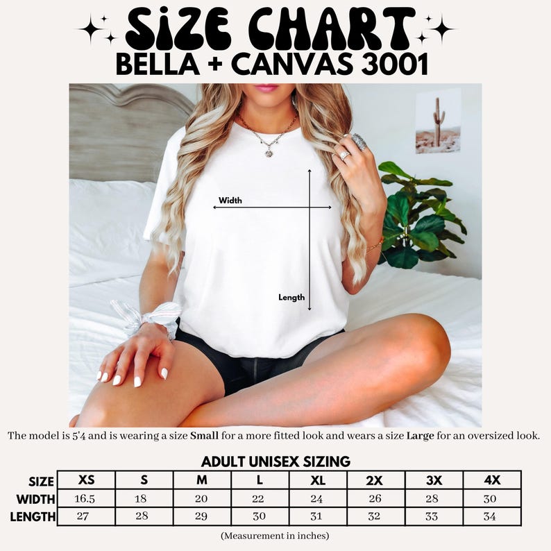 Puede incluir: Camiseta blanca Bella + Canvas 3001 con una tabla de tallas. La tabla muestra tallas unisex para adultos en pulgadas, con medidas de ancho y largo. La modelo lleva una talla Small para un look ajustado y una Large para un look oversize.