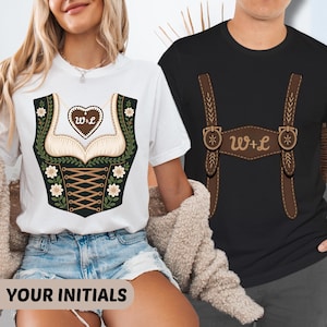 Könnte beinhalten: Zwei T-Shirts, eines weiß mit einem Dirndl-Design und einem herzförmigen Keks mit "W+L", das andere schwarz mit braunen Hosenträgern und "W+L". Der Text "YOUR INITIALS" steht unten.