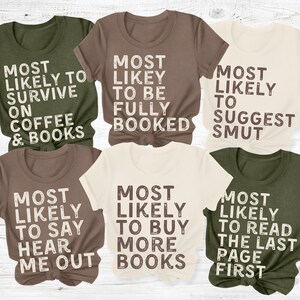 Könnte beinhalten: Eine Sammlung von sechs kurzärmeligen T-Shirts in Olivgrün, Braun und Creme. Jedes Shirt zeigt dunkelbraunen Text mit Phrasen wie Most Likely To Survive On Coffee & Books, To Be Fully Booked, To Suggest Smut, To Say Hear Me Out, To Buy More Books und To Read The Last Page First.