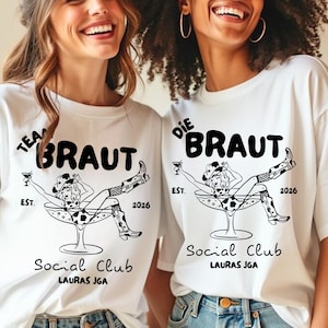 Può includere: T-shirt bianche con grafica nera di una donna in un bicchiere da cocktail, stivali da cowboy e cappello da cowboy. Il testo sulle magliette recita "TEA BRAUT" e "DIE BRAUT", "Social Club", "LAURAS JGA" e "2026".