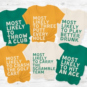 Könnte beinhalten: Eine Sammlung von fünf kurzärmeligen T-Shirts in Grün, Gelb und Creme. Jedes T-Shirt zeigt weißen oder grünen Text mit Phrasen wie Most Likely To Throw A Club, To Three Putt Every Hole, To Play Better Drunk, To Crash The Golf Cart, To Carry The Scramble Team und To Hit An Ace.