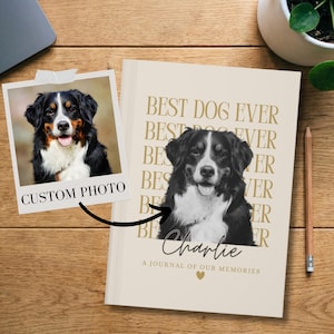 Könnte beinhalten: Ein beigefarbenes Notizbuch mit einem benutzerdefinierten Foto eines Berner Sennenhundes, dem in Gold wiederholten Text "BEST DOG EVER", dem Namen "Charlie" in Schreibschrift und dem Text "A JOURNAL OF OUR MEMORIES" mit einem kleinen goldenen Herzsymbol.