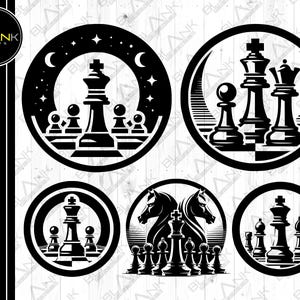 Puede incluir: Cinco diseños de piezas de ajedrez en blanco y negro. El primer diseño presenta un tablero de ajedrez con un rey, una reina y peones. El segundo diseño presenta un rey, una reina y una torre. El tercer diseño presenta un rey, una reina y un alfil. El cuarto diseño presenta un rey, una reina y un caballo. El quinto diseño presenta un rey, una reina y un peón.