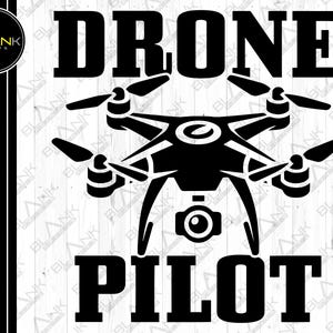 Può includere: Grafica in bianco e nero di un drone con le parole "DRONE PILOT" in grassetto. Il drone ha quattro eliche e una fotocamera. Adatto per una maglietta o un adesivo.
