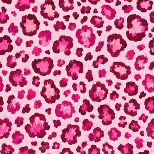 Könnte beinhalten: Ein nahtloses Textilmuster mit einem sich wiederholenden Leopardenmuster. Die Oberfläche zeigt unregelmäßige, handgemalte Flecken in dunklen Magenta- und leuchtenden Rosatönen, die sich von einem weichen, hellrosa Hintergrund abheben.