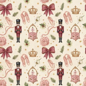 Op de afbeelding: Een herhalend patroon op een crèmekleurige achtergrond met aquarelillustraties van notenkrakers in rode uniformen, roze balletschoenen, donkerrode strikken, gouden kronen, roze muziekdoosjes met ballerina's, rozen en hulstbladeren.