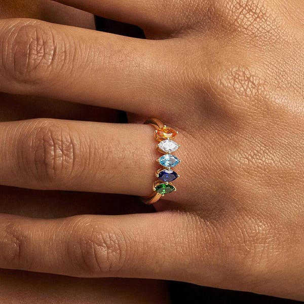 Massief gouden ovale ring met meerdere geboortestenen, op maat gemaakte ring met meerdere gestapelde edelstenen.