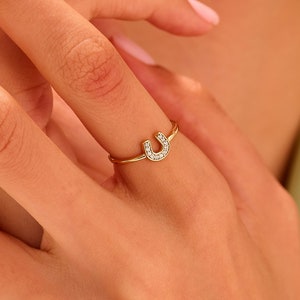 14k Solid Gold Lucky Horseshoe Ring dla kobiet / Mały pierścień do układania w stosy / Pierścień z Moissanite w kształcie litery U / Talizman szczęścia