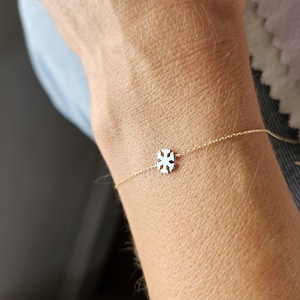 Snowflake Bracelet in 14K Solid Gold, Winter-inspired Minimal Bracelet, Snowflake Charm Accessory, Dainty Snowflake Jewelry Valentine Gift
