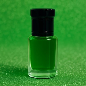 Puede incluir: Una peque&ntilde;a botella de vidrio transparente llena de l&iacute;quido verde vibrante, coronada con una tapa negra. Las palabras "Green Dust" est&aacute;n impresas en verde oscuro sobre la botella contra un fondo verde brillante.