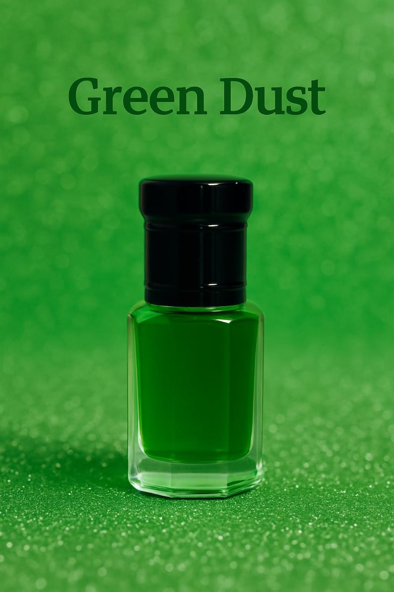 Puede incluir: Una peque&ntilde;a botella de vidrio transparente llena de l&iacute;quido verde vibrante, coronada con una tapa negra. Las palabras "Green Dust" est&aacute;n impresas en verde oscuro sobre la botella contra un fondo verde brillante.