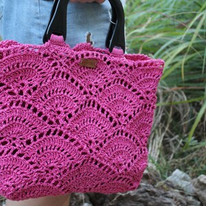 Borsa estiva all'uncinetto di medie dimensioni con fodera a pois, in una scatola per la cura della mamma