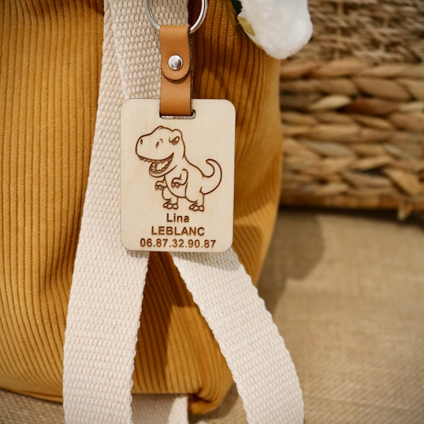 Étiquettes bois personnalisées pour cartable et sac à dos.