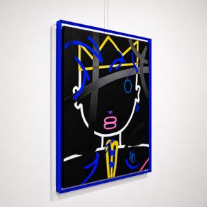 Op de afbeelding: Een rechthoekig wandkunstwerk in een felblauwe lijst met een zwart canvas en een wit lijntekening-portret van een figuur met een gele kroon. De compositie bevat roze lippen en abstracte blauwe en zwarte penseelstreken op het zwarte vlak.