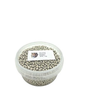 Könnte beinhalten: Ein durchsichtiger Kunststoffbehälter gefüllt mit kleinen, silberfarbenen Metallkügelchen. Ein weißes Etikett mit Text und einem Tigerbild ist am Behälter angebracht. Auf dem Etikett steht "Tiger Casting Equipment Neusilber -AP10- 1 Kg."