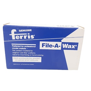 Può includere: Una scatola blu e bianca con il testo "GENUINE ferris File-A-Wax®" su di essa. La scatola è per un prodotto di cera utilizzato da modellisti, gioiellieri, scultori e hobbisti.