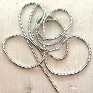 Osłona kabla do aparatu słuchowego – trwała plastikowa osłona przewodu, srebrny połysk (kabel 10 cm)