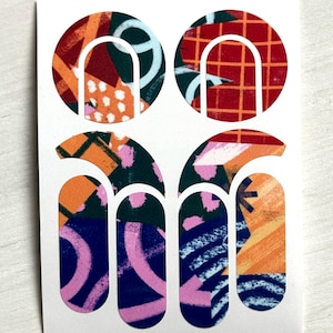 Puede incluir: Una hoja de pegatinas abstractas coloridas. Las pegatinas presentan una variedad de formas, incluyendo círculos y arcos, llenas de patrones en naranja, rojo, azul y rosa. Las pegatinas están sobre un fondo blanco.